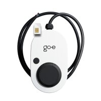 Weiße go-e Gemini 2.0 Wallbox mit schwarzem Kabel...